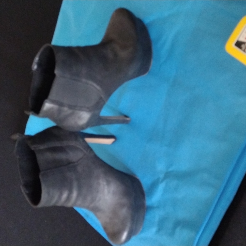 Vince Camuto platform leather pull on ankle boots in great condition - Picture 7 of 7